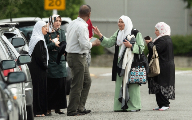 Famlia muulmana aps tiroteio na mesquita Al Noor, em Christchurch  Foto: SNPA / Martin Hunter / Reuters