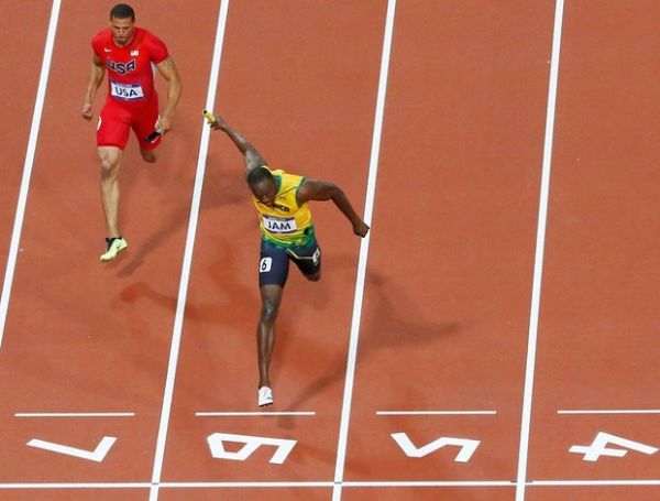Bolt cruza a linha  frente de Ryan Bailey, dos Estados Unidos