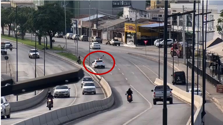 Cmera flagra atropelamento de pedestre que atravessava Avenida Beira Rio fora da faixa;   veja vdeos 