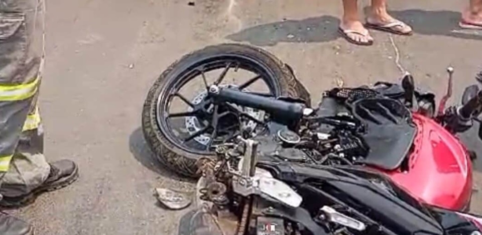 Jovem em motocicleta morre aps ser atropelado e arrastado por caminho