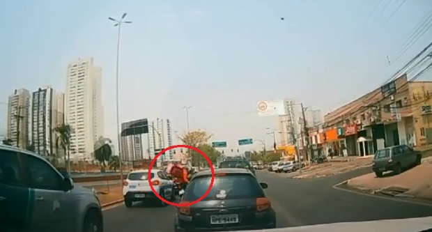 Vdeo flagra momento que motociclista atropela mulher fora da faixa na Fernando Corra