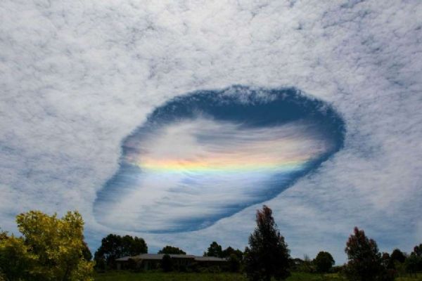 Fenmeno raro cria arco-ris dentro de nuvem na Austrlia