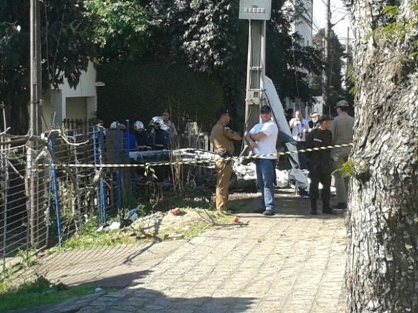 Avio caiu em cima casa em bairro de Curitiba neste sbado (30)