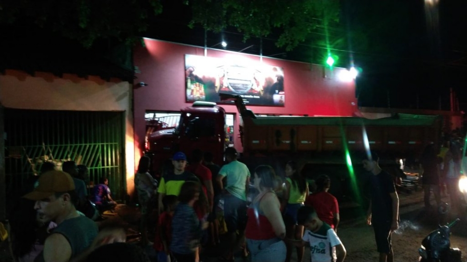 Motorista atropela cinco pessoas e invade distribuidora de bebidas em Cuiab