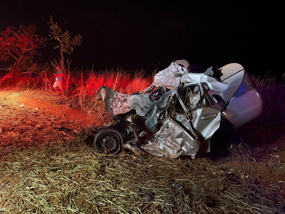 Motorista de Fiesta morre ao colidir de frente com carreta na BR-364