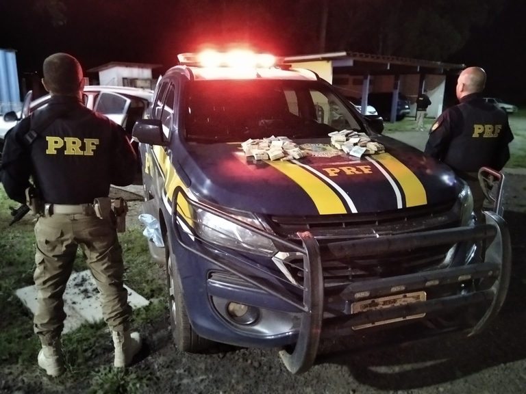 Chins  detido com mais de R$ 250 mil em espcie escondidos dentro de carro