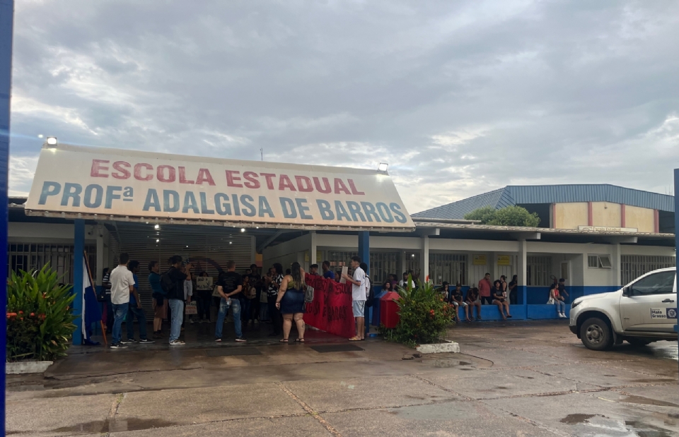 Sob confuso entre Sintep e policiais, comunidade escolar derruba militarizao da Escola Adalgisa de Barros