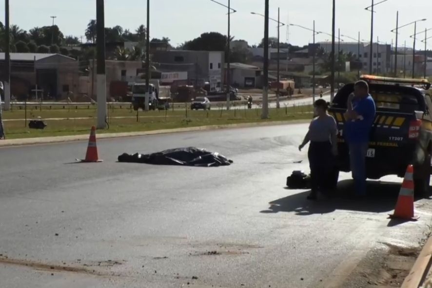 Deitado em rodovia, homem acaba atropelado por carro e morre