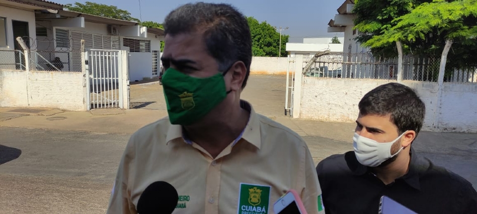 No aeroporto, Emanuel diz que pedir vacinas e ateno ao VLT a Bolsonaro