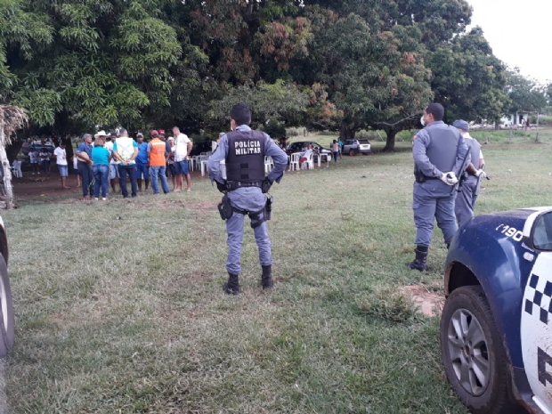 PM encerra festa de santo com 150 pessoas e flagra bar trancado com clientes no interior