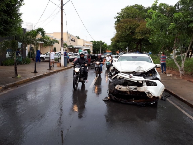 Universitrio supostamente embriagado dorme ao volante e bate em trs carros