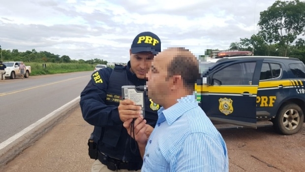 Na imagem, condutor sendo submetido a teste no etilmetro