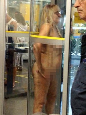 Mulher tirou a roupa ao ser barrada em banco de Guaruj, SP