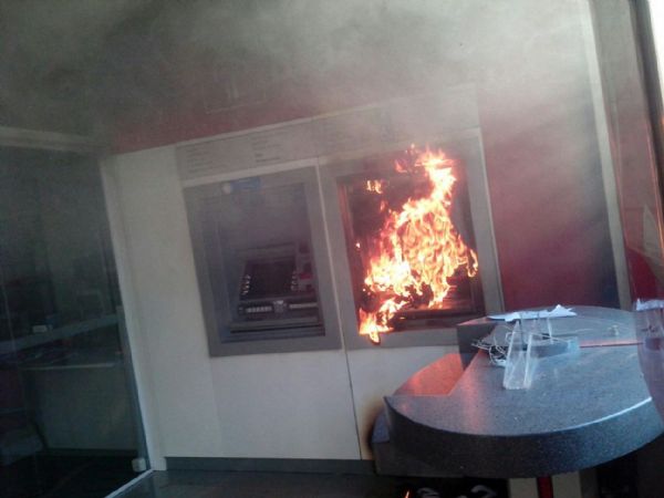 Caixa eletrnico de banco amanhece em chamas aps ser atacado;  veja fotos