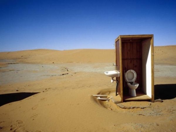 Banheiro instalado no meio do deserto do Saara, em Marrocos
