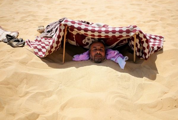 Paciente enterrado na areia quente no Osis de Siwa
