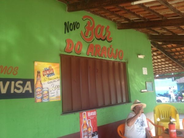 Letreiro com o nome Novo Bar do Arajo foi colocado neste sbado (6)
