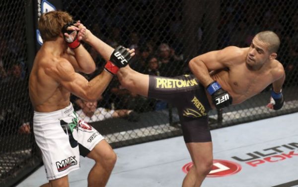 Edson Barboza x Rafaello Oliveira UFC 162 (Foto: Getty Images)Edson Barboza castiga a perna esquerda de Rafaello Trator no UFC 162
