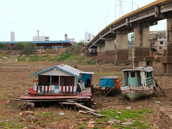 Seca do Rio Negro ganha fora e muda paisagens em Manaus