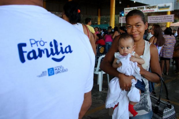 Jaqueline e Hanna, na entrega dos cartes Pr-Famlia