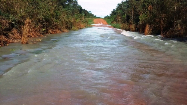 Represas se rompem com chuva intensa e estradas ficam alagadas e destrudas no interior