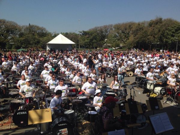 Bateristas se reuniram no Parque Ibirapuera neste domingo (9)