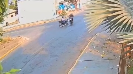 Batida entre duas motocicletas em cruzamento deixa piloto com traumatismo craniano; veja vdeo