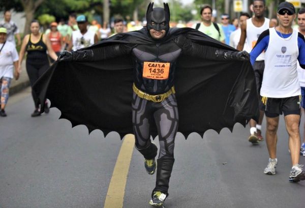 Batman sem Robin, Super-Homem e amigas atletas correm na Pampulha