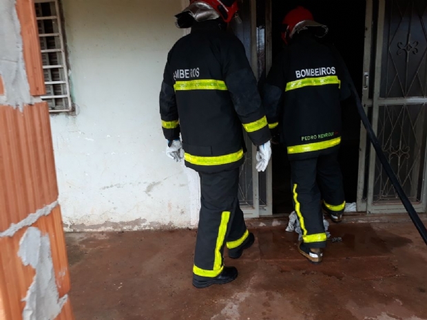 Bombeiros controlam incndio em sute e impedem destruio de residncia em VG