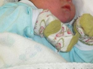 Beb recm-nascido  abandonado pela me em beco em Cuiab
