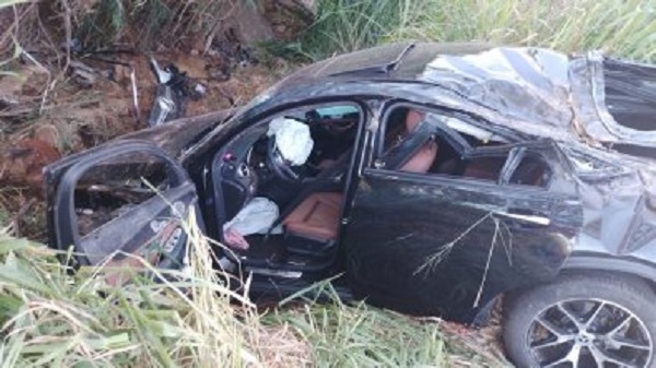 Ocupantes saem ilesos de acidente que destruiu carro de luxo