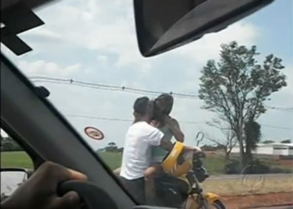 Casal  flagrado se beijando em moto em velocidade: 'Eles no se largavam'