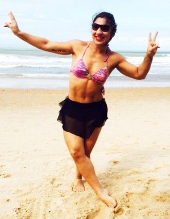 Bethe Correia aproveitou a segunda-feira para curtir a praia, em Natal, cidade onde treina