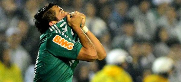 Betinho, emocionado, comemora o gol do ttulo do Palmeiras