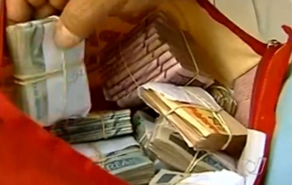 Pedreiro encontra pasta com mais de R$ 50 mil e devolve aos seus donos