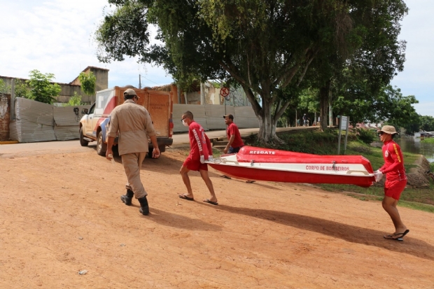 Bombeiros localizam corpo de menino de 12 anos preso em galhos de rvores