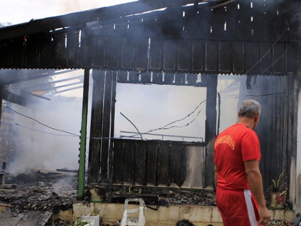 Fogo consome casa de madeira e percia  acionada para investigar causas