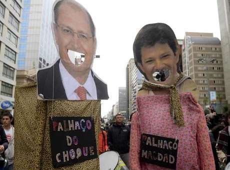 Ato contra a Copa leva s ruas boneces de Alckmin e Haddad