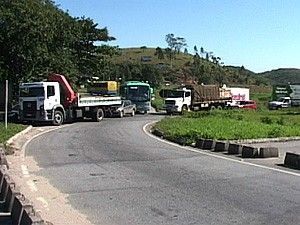 Protesto de caminhoneiros bloqueia Rodovia Ferno Dias, em MG