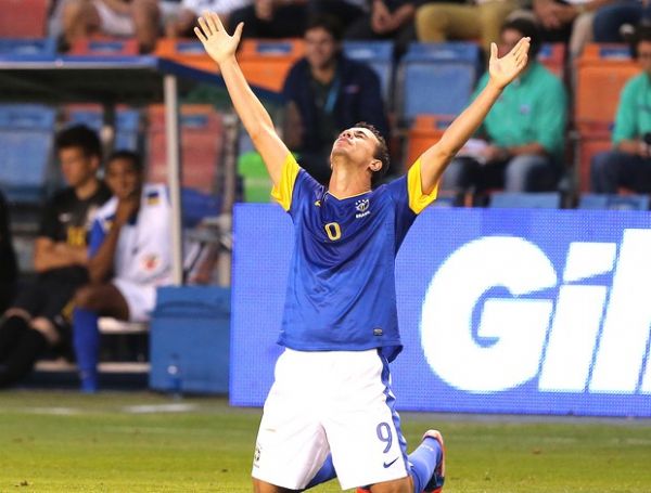 Leandro Damio comemora o primeiro gol brasileiro