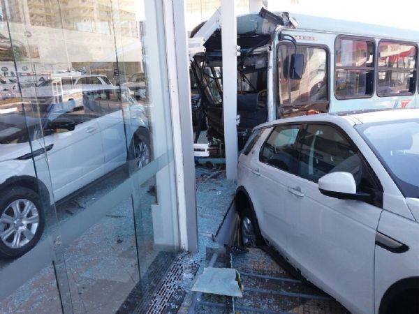 nibus invade loja da Land Rover deixa 15 feridos e atinge veculo de R$240 mil; Veja Fotos