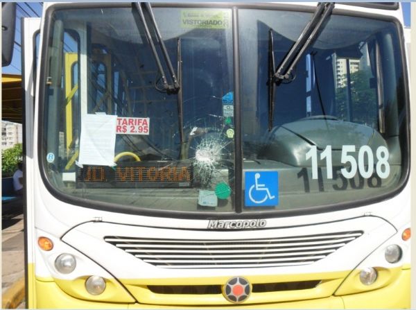 Trs nibus so apedrejados no primeiro dia de greve dos motoristas na Grande Cuiab