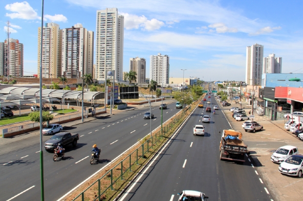 Trecho da avenida Fernando Corra  recuperado e via recebe nova iluminao