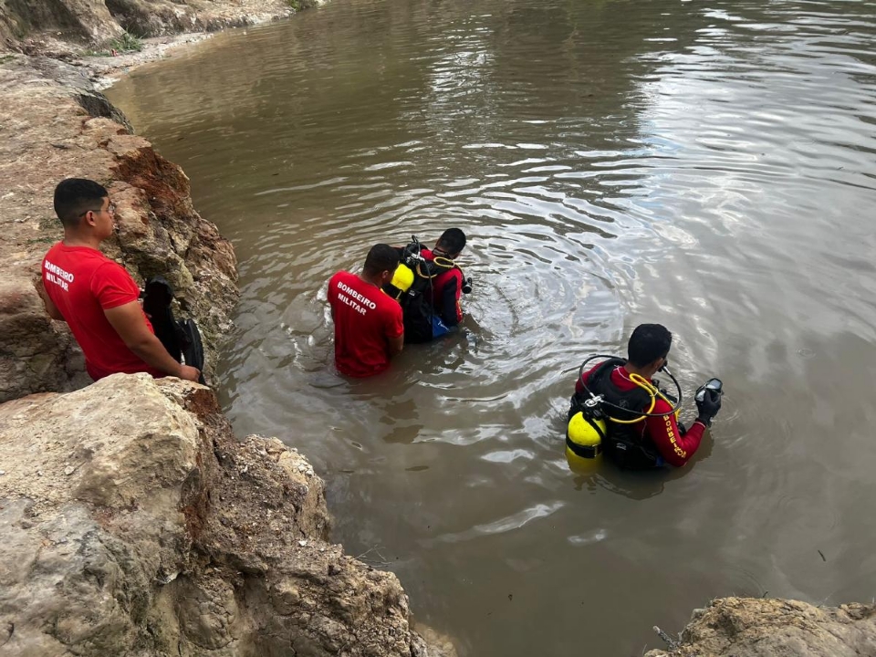 Jovem de 19 anos morre afogado enquanto tentava tirar boi morto de lago