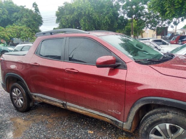 Trio rouba caminhonete de policial militar e  preso aps perseguio e troca de tiros