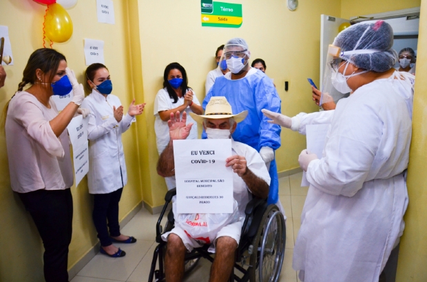 Curado da Covid-19, idoso recebe alta na vspera de seu aniversrio de 78 anos; vdeo