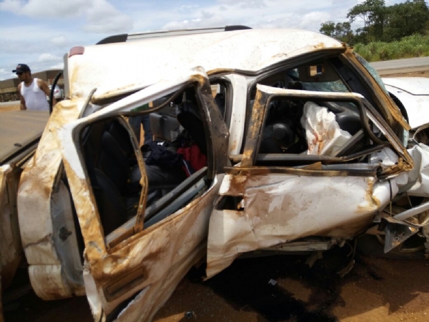 Coliso entre carro e caminhonete deixa um morto e sete feridos em rodovia