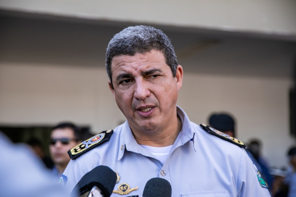 Comandante-geral da PM rebate crticas por viagem ao Rio e garante acompanhar caada por bandidos