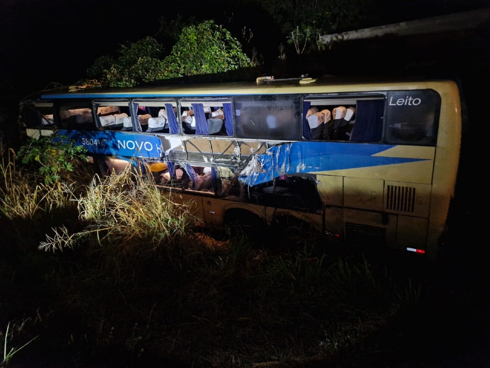 nibus com 40 passageiros tomba e deixa 14 feridos em trecho da rodovia BR-163