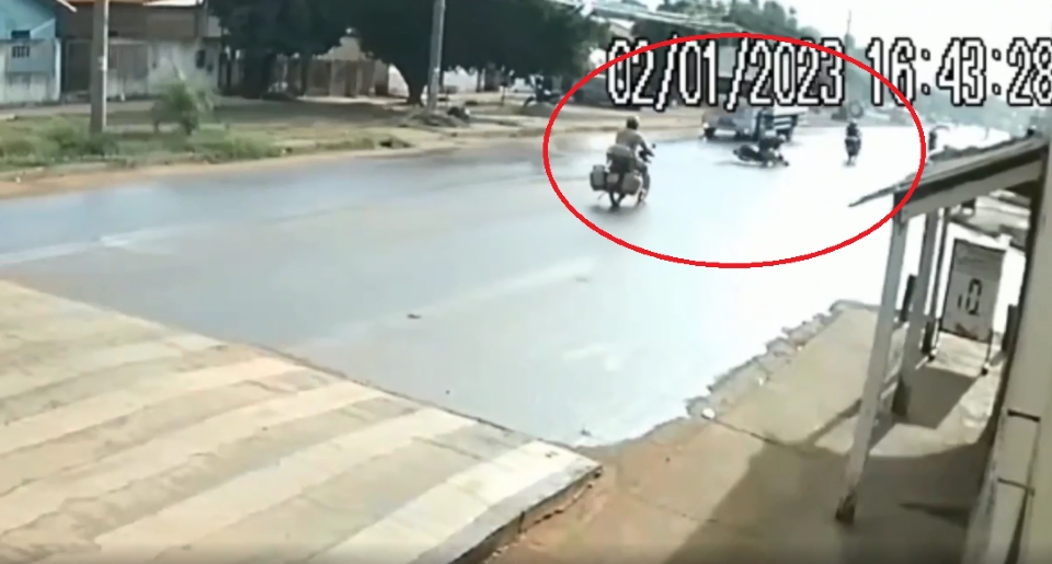 Motociclista escorrega em asfalto, para embaixo de caminho e sai ileso; veja vdeo